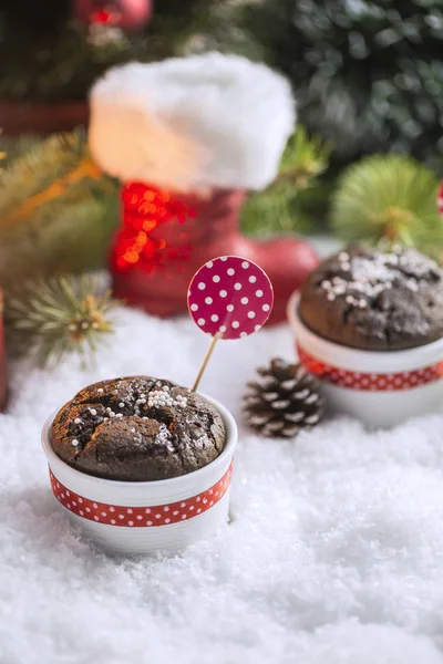 Σοκολάτα Cupcake με νιφάδες χιονιού, το κερί και το χριστουγεννιάτικο δέντρο — Φωτογραφία Αρχείου