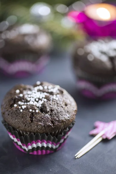 Pembe Punnet içinde kar taneleri ile çikolatalı kek