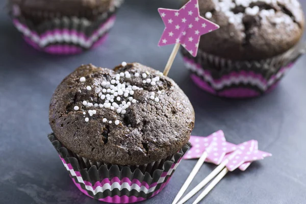 Pembe Punnet içinde kar taneleri ile çikolatalı kek