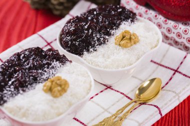 Sütlaç ve çilek reçel ile fındık, yeni yıl dekorasyon ben