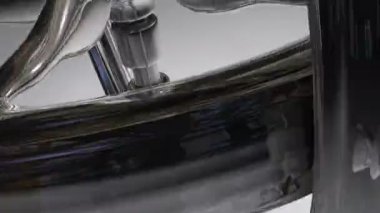 Bir iplik bir soluk beyaz arka plan üzerinde metalik 3d resimli gryoscope krom. 30 saniye uzunluğunda. Kamera zoom.