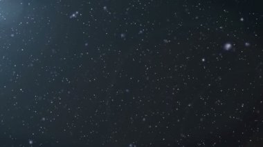 Mavi Lens Flare ile siyah arka plan üzerinde yuvarlanan 3d toz parçacıklarının animasyon. HD kararlılık.