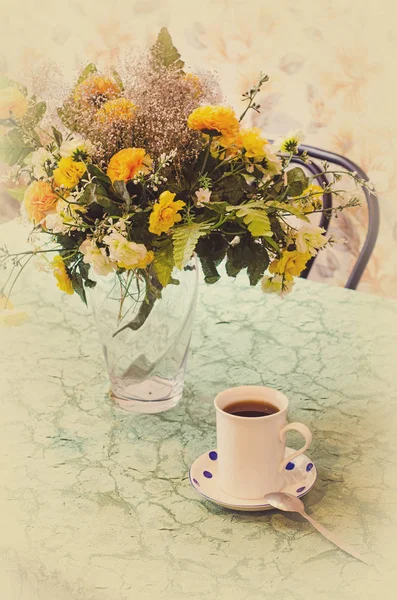 Чашка чая и букет — стоковое фото
