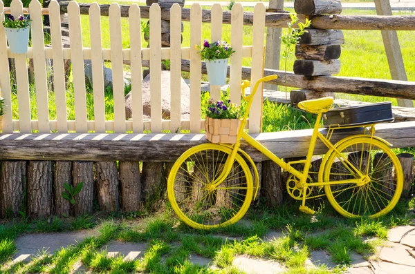 Ein gelbes Fahrrad lizenzfreie Stockfotos