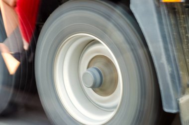 Kamyon tekerleği hareket yolda