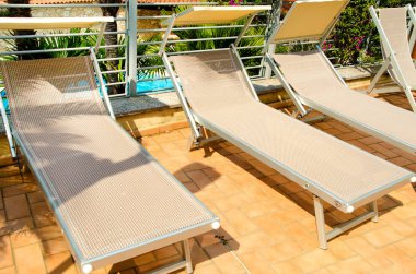 chaise-longues in hotel