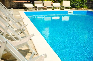 şezlong-şezlong otelin havuzu