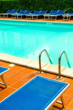 şezlong-şezlong otelin havuzu