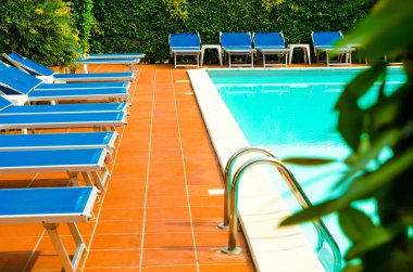 şezlong-şezlong otelin havuzu