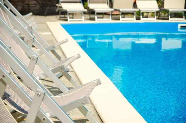 şezlong-şezlong otelin havuzu