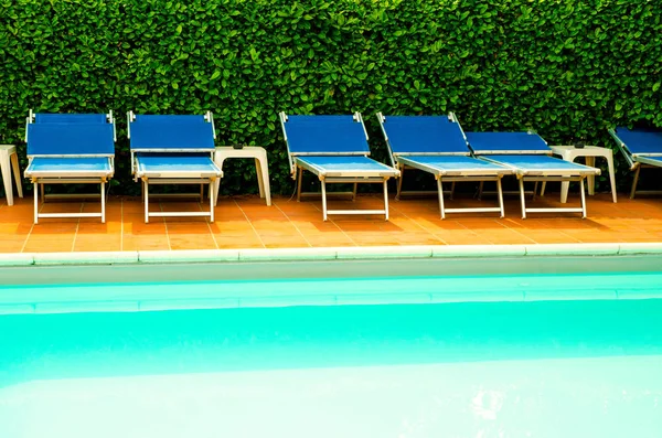 Pool Chaise Longues Hotel — Stock Photo, Image