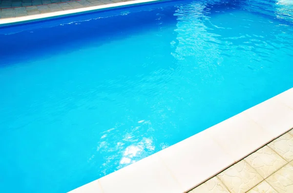 游泳池的蓝水酒店 — 图库照片