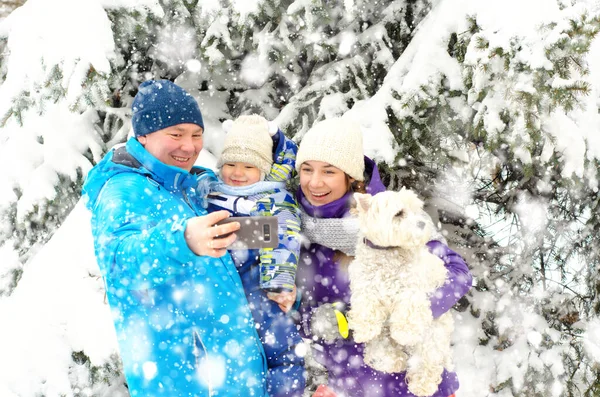 Familj med selfie — Stockfoto