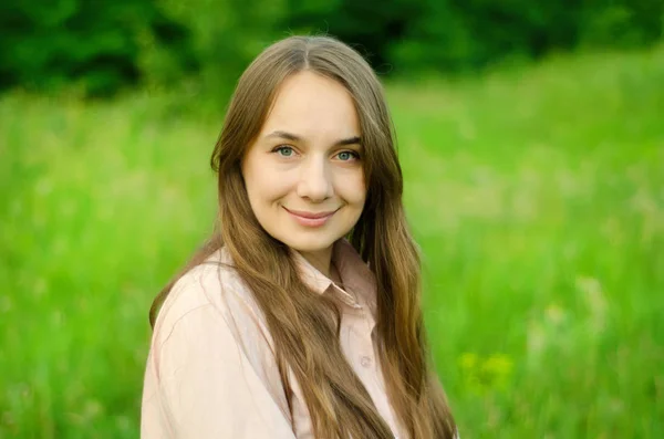 Vrouw staand — Stockfoto