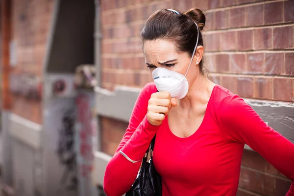 Kvinna Med Ansiktsmask Hostar Illa Virus Eller Föroreningar — Stockfoto