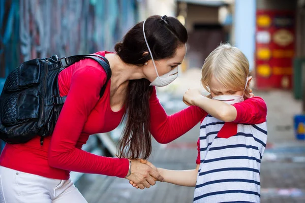 Una Mujer Preocupada Está Ayudando Hijo Enfermo Que Está Tosiendo — Foto de Stock