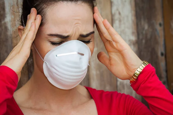Eine Frau Mit Kopfschmerzen Die Eine Gesichtsmaske Trägt Mit Viren — Stockfoto