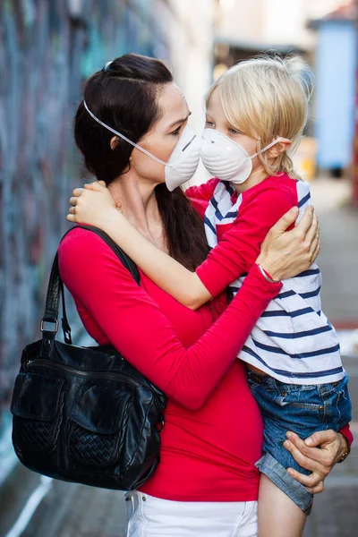 Una Mujer Preocupada Llevando Hijo Ambos Llevan Máscaras Protectoras Para —  Fotos de Stock