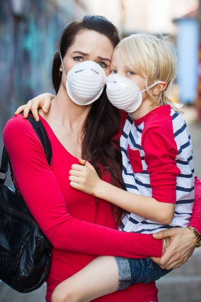 戴防护口罩的妇女和她儿子因污染或病毒而戴防护口罩 — 图库照片