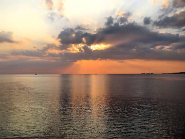 Denizin üzerinde gün batımı