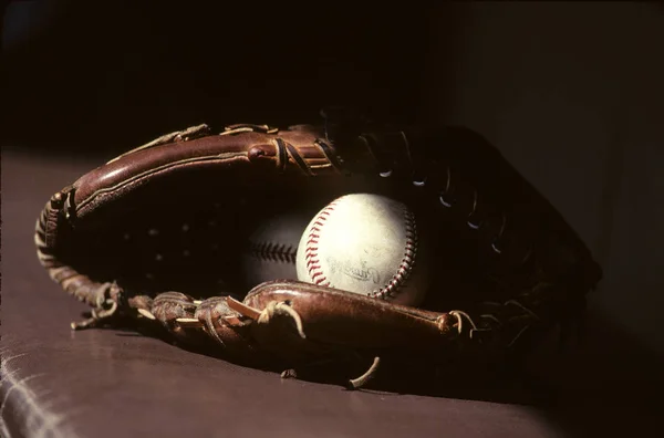 Γάντι και μπάλα του μπέιζμπολ — Φωτογραφία Αρχείου