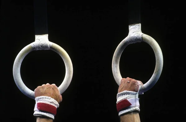 Mužské gymnastka na kroužky — Stock fotografie
