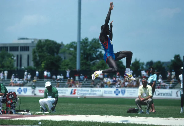 Λήψη - Ο Carl Lewis σε midair — Εικόνες αρχείου Ο Carl Lewis σε midair — Φωτογραφία Αρχείου