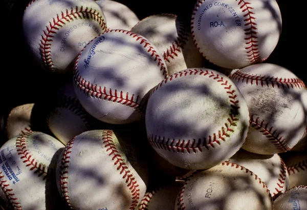 Baseballs Κάθεται Ένα Κλουβί Μπέιζμπολ Πριν Την Πρακτική Κτυπήσει — Φωτογραφία Αρχείου
