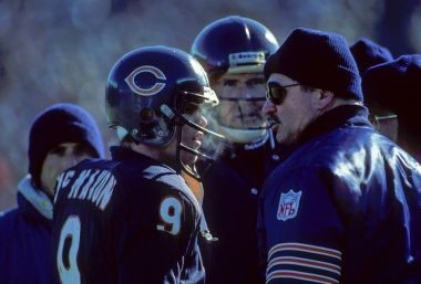 Jim Mcmahon ve Koç Mike Ditka sonraki oyunda üzerinde gidiş aralarında oyun kurucu.