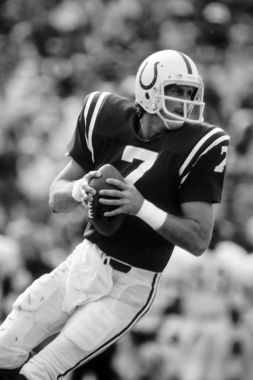 Baltimore Colts Bert Jones oyun kurucusu.
