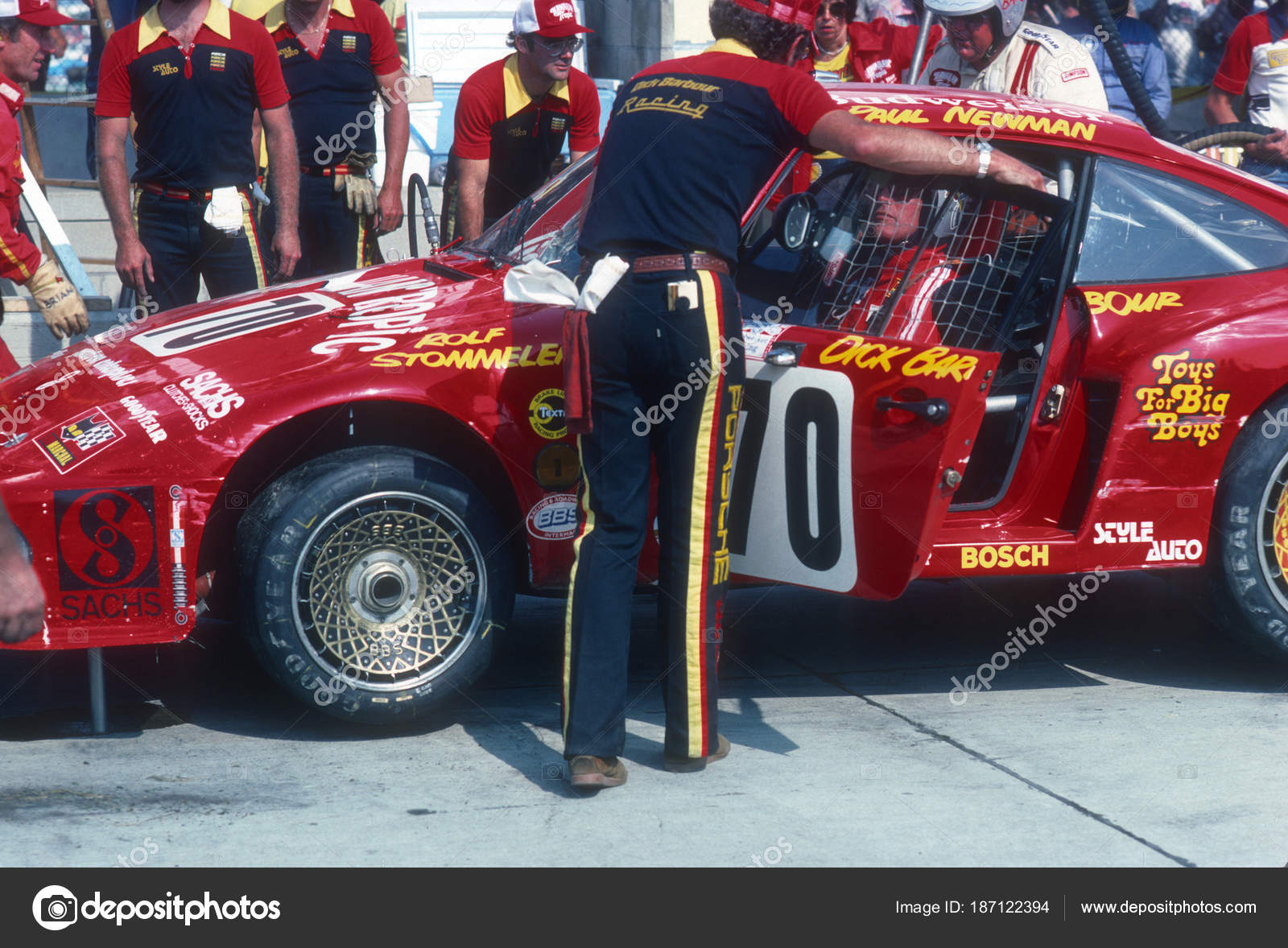 Photos paul newman racing Paul Newman Race Driver Getting Ready Race