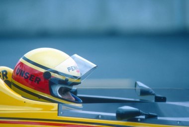  Indy arabasında oturan Al Unser Jr araba yarışçısı.