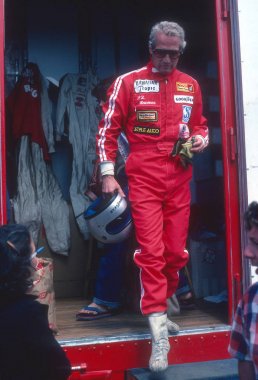  Paul Newman Race Driver yarış için hazırlanıyor