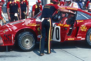  Paul Newman Race Driver yarış için hazırlanıyor