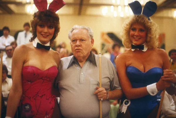 Minnesota Fats Jogador Piscina Famoso Com Dois Coelhinhos Playboy — Fotografia de Stock