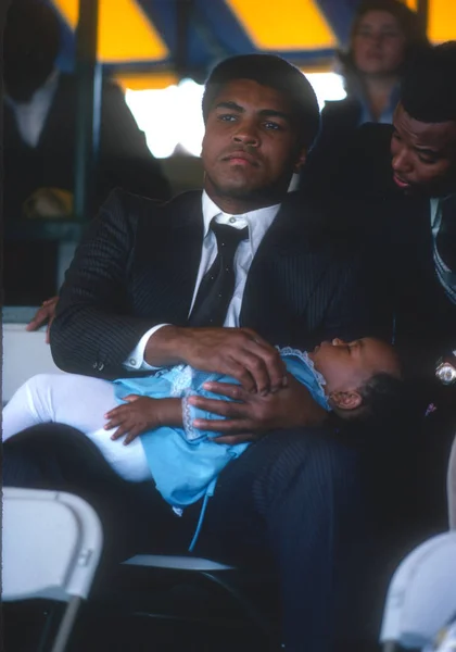 Boxer Muhammad Ali Sedí Jeho Dítětem Akci — Stock fotografie