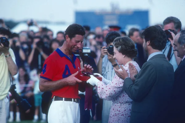 Prince Charles Queen Elizabeth Giving Prince Charles Award — Stock Photo, Image