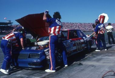 Pit mürettebatı araçlarda bir Nascar yarış sırasında çalışmak..