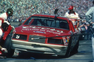 Pit mürettebatı araçlarda bir Nascar yarış sırasında çalışmak..