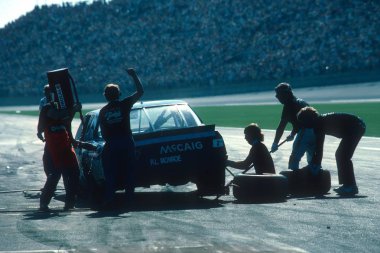 Pit mürettebatı araçlarda bir Nascar yarış sırasında çalışmak..