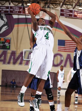 Kızlar lise basketbol oyun eylem bir Nike turnuvasında.