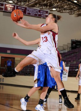 Kızlar lise basketbol oyun eylem bir Nike turnuvasında.