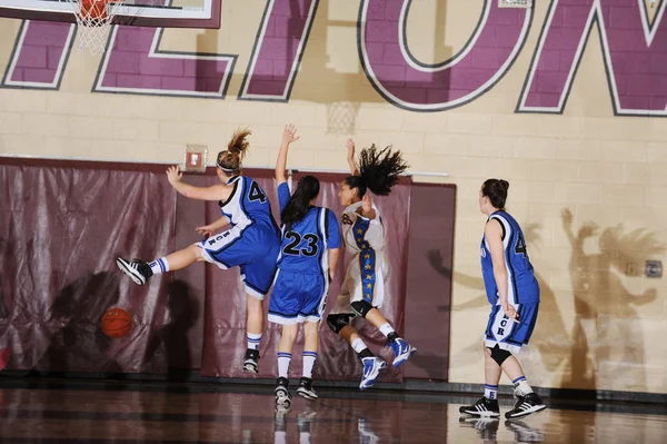 女孩高中篮球比赛行动在耐克比赛 — 图库照片