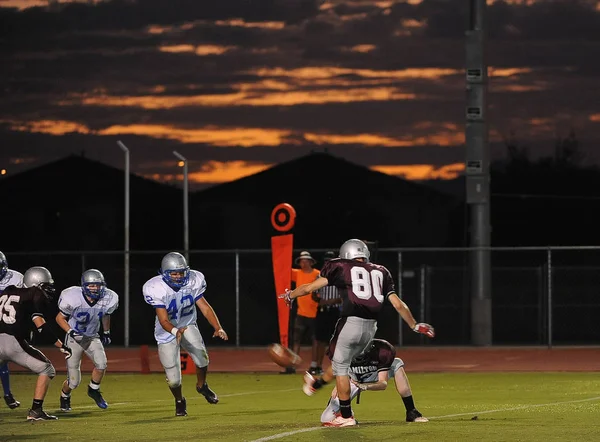 高中足球比赛在当地学校的行动 照片是在亚利桑那州拍摄的 — 图库照片
