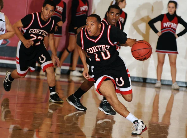Szkolnej Koszykówki Chłopców Gra Akcji Lokalnej Szkole Arizonie — Zdjęcie stockowe