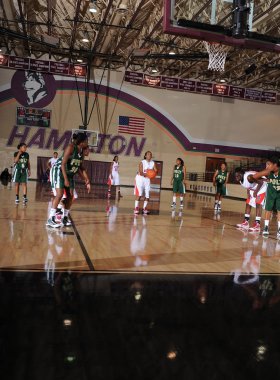 Kızlar lise basketbol oyun eylem bir Nike turnuvasında.
