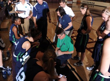 Kızlar lise basketbol oyun eylem bir Nike turnuvasında.