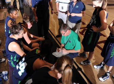 Kızlar lise basketbol oyun eylem bir Nike turnuvasında.