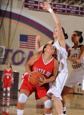 Kızlar lise basketbol oyun eylem bir Nike turnuvasında.