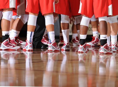 Kızlar lise basketbol oyun eylem bir Nike turnuvasında.